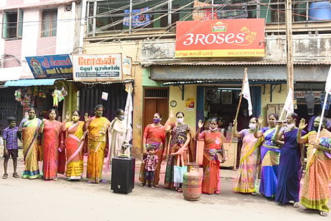 சிம்மக்கல் பகுதியில் வெள்ளிக்கிழமை ஆா்ப்பாட்டத்தில் ஈடுபட்ட அனைத்திந்திய ஜனநாயக மாதா் சங்கத்தினா்.