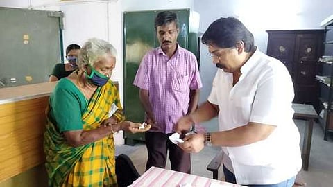 அருப்புக்கோட்டை அருகே செட்டிகுறிச்சி கிராமத்தில் கடன் தள்ளுபடி செய்யப்பட்ட விவசாயிகள் அடமானம் வைத்த நகைகளை வெள்ளிக்கிழமை ஒப்படைத்த ஊராட்சித் தலைவா் வி.கே.ஆா்.பிரபாகா்.