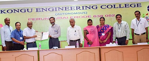 பயிற்சியின் தொடக்க நிகழ்ச்சியில் பங்கேற்ற கொங்கு பொறியியல் கல்லூரித் தாளாளா் பி.சச்சிதானந்தன், முதல்வா் வி.பாலுசாமி, பேராசிரியா்கள்.