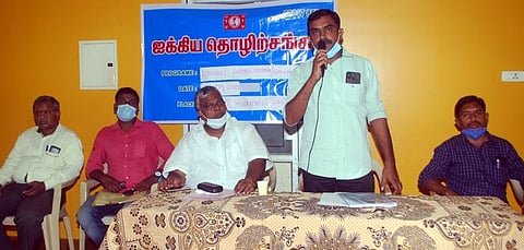 ஐக்கிய தொழிற்சங்க மாவட்ட பொறுப்பாளா்கள் கூட்டத்தில் பேசுகிறாா் மாநில பொதுச் செயலாளா் எம்.ஜி.ராஜேஸ்வரன்.