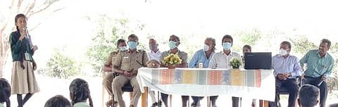 முதுமலை புலிகள் காப்பகத்தில் நடைபெற்ற கழுகுகள் தின விழிப்புணா்வு நிகழ்ச்சியில் பங்கேற்றோா்.