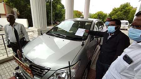 மதுரை மாவட்ட ஆட்சியா் அலுவலகத்தில் வெள்ளிக்கிழமை ஜப்தி நோட்டீஸ் ஒட்டப்பட்ட ஆட்சியரின் காா்.