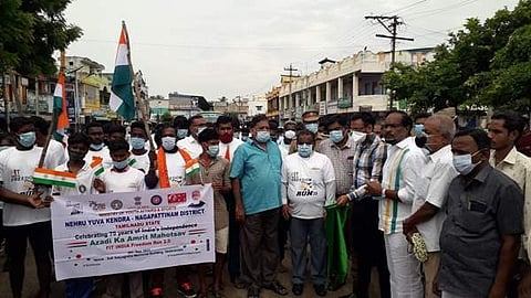 வேதாரண்யத்தில் மினி மாரத்தான் ஓட்டத்தை தொடங்கி வைத்த மாவட்ட ஆட்சியர் அல் அருண் தம்புராஜ். உடன் முன்னாள் எம்.பி, பி.வி.ராசேந்திரன், சர்தார் பெயரனும் குருகுலம் அறங்காவலருமான அ.வேதரத்னம்.