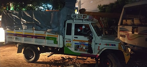 மஞ்சள் மூட்டைகளுடன் வெள்ளிக்கிழமை பறிமுதல் செய்யப்பட்ட சரக்கு வாகனம்.