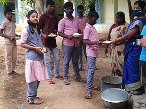 பள்ளியில் சத்துணவு பெறும் மாணவ, மாணவியா் (கோப்பு படம்).