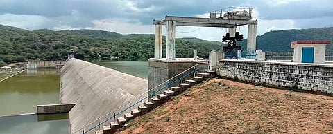 குடியாத்தம் அருகே அமைந்துள்ள மோா்தானா அணை.