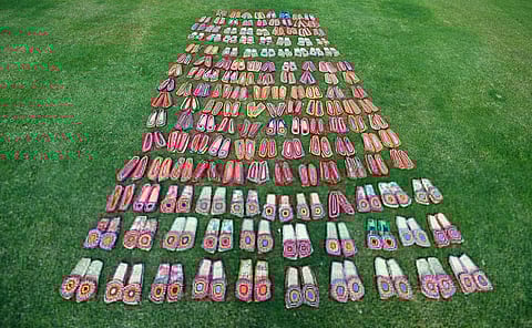 100 ஜோடி சணல் காலணிகள் வாங்கி அனுப்பிய மோடி