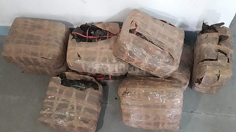 கரை ஒதுங்கிய கஞ்சா பொட்டளங்கள்,