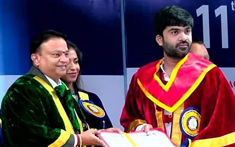 'இனி டாக்டர் சிம்பு' : டாக்டர் பட்டம் பெற்ற சிம்புவின் புகைப்படங்கள் வைரல்
