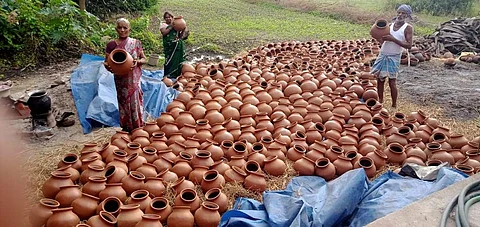 பொங்கல் பானைகள் தயாரிப்பில் மண்பாண்டத் தொழிலாளர்கள்