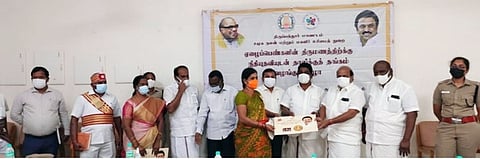 பயனாளிக்கு தாலிக்கு தங்கம், திருமண நிதிக்கான காசோலையை வழங்கிய திருப்பத்தூா் மாவட்ட ஆட்சியா் அமா் குஷ்வாஹா.