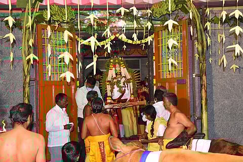 கிருஷ்ணகிரியை அடுத்த பொன்மலை ஸ்ரீனிவாச பெருமாள் கோயிலில் நடைபெற்ற பரமபத வாசல் திறப்பு.