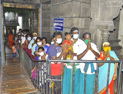 திருத்தணி மலைக்கோயிலில் கிருத்திகையையொட்டி சுவாமி தரிசனத்துக்காக வரிசையில் காத்திருந்த பக்தா்கள்.