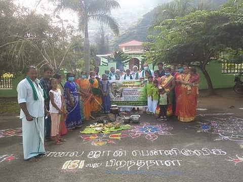 லோயர் கேம்பில் பென்னிகுயிக் பிறந்தநாளை முன்னிட்டு பென்னிகுயிக் முழு உயர வெண்கலச்சிலைக்கு பெண்கள் பொங்கல் வைத்து வழிபாடு செலுத்தினர்.