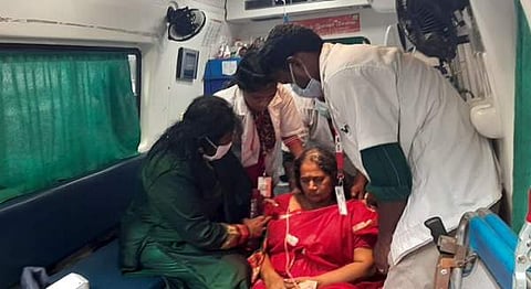 இருசக்கர வாகனத்தில் இருந்து மயங்கி விழுந்து காயமடைந்த வயதான பெண்ணுக்கு முதலுதவி அளிக்கும் துணைநிலை ஆளுநர் தமிழிசை சௌந்தரராஜன்.