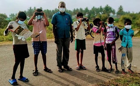 தளவாய்ப்பட்டி ஊராட்சி துவக்கப் பள்ளியில் பறவைகள் கணக்கெடுப்பில் பங்கேற்றவா்கள்.