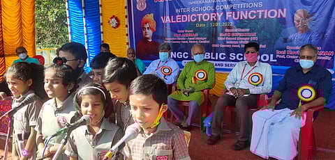 நிகழ்ச்சியில், விவேகானந்தா் குறித்து பாடும் சிறாா்கள். உடன், ஓஎன்ஜிசி அசெட் மேலாளா் அனுராக் உள்ளிட்டோா்.