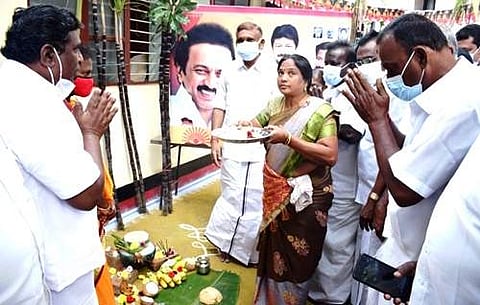 சங்ககிரி ஒன்றிய திமுக அலுவலகத்தில் வெள்ளிக்கிழமை கொண்டாடப்பட்ட சமத்துவ பொங்கல் விழாவில் சூரிய பகவானை வணங்குகிறார் சேலம் மேற்குமாவட்ட செயலர் (பொ) டி.எம்.செல்வகணபதி.