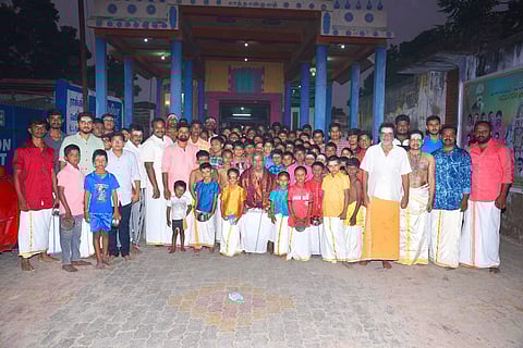 சாத்தான்குளம் ஸ்ரீ காசிவிஸ்வநாதர் சமேத ஶ்ரீ விசாலாட்சி திருக்கோயில் மார்கழி மாத முழுவதும் நடைபெற்ற பஜனையில் ஈடுபட்ட பஜனை குழுவினர் மற்றும் குழந்தைகள்.