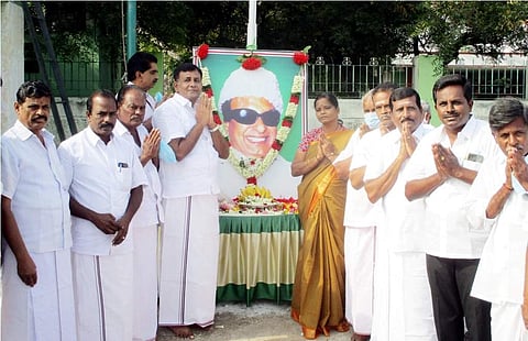 காங்கயம் பேருந்து நிலையம் முன்பு நடைபெற்ற எம்ஜிஆர் பிறந்த நாள் விழா நிகழ்ச்சியில் பங்கேற்றோர்