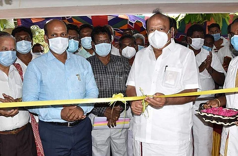 கடலூரில் கால்நடை மருந்தகக் கட்டடம்: திறந்து வைத்தார் எம்.ஆர்.கே.பன்னீர்செல்வம்