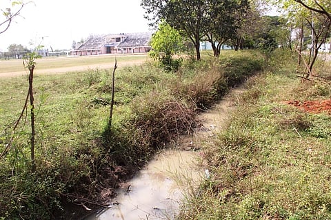 ரூ.1.23 கோடி நிதி ஒதுக்கி ஓராண்டாகியும் தாமதமாகும் மாவட்ட விளையாட்டு மைதான சுற்றுச்சுவா் பணி !