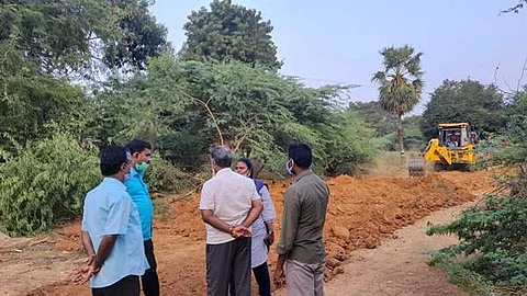 மானாமதுரையில் வட்டாட்சியர் அலுவலகம் எதிரே உடைகுளம் கண்மாயின் குறுக்கே ஆக்கிரமிப்பு செய்து அமைக்கப்பட்ட சாலை ஜேசிபி இயந்திரம் மூலம் அகற்றப்பட்டது.