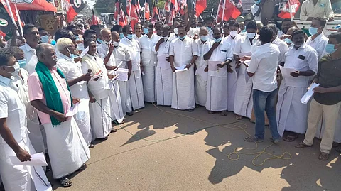 நீடாமங்கலத்தில் அதிமுகவினர் நடத்திய கண்டன ஆர்ப்பாட்டம்.