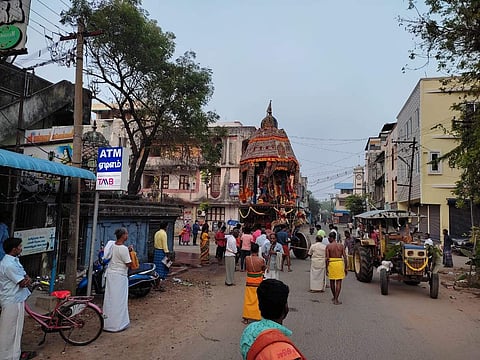 சீர்காழி புற்றடி மாரியம்மன்: பக்தர்களின்றி நடைபெற்ற தேரோட்டம்