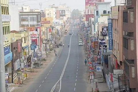 ஈரோட்டில் மக்கள் நடமாட்டம் இன்றி வெறிச்சோடி காணப்படும் சாலைகள்.