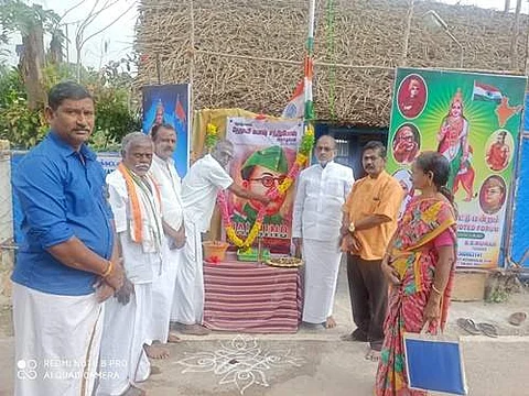 நீடாமங்கலத்தில் நேதாஜி சுபாஷ்சந்திரபோஸ் திருவுருவப்படத்திற்கு மரியாதை செலுத்தும் உதவும் மனங்கள் அமைப்பினர்.