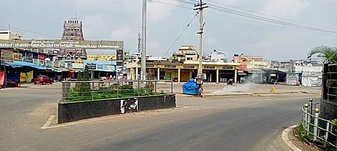 எடப்பாடி பகுதியில் மக்கள் நடமாட்டமின்றி வெறிச்சோடி காணப்படும் சாலைகள்.