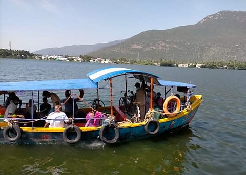 காவிரிக்கதவணை விசைப் படகில் பயணிக்கும் சுற்றுலாப் பயணிகள்.