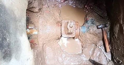 குடிநீர் திட்ட மேல்நிலைத் தொட்டியிலிருந்து குடிநீர் செல்லும் பாதையில் பொருத்தப்பட்டுள்ள பழுதான வால்வ் வழியாக தண்ணீர் வெளியேறி வீணாகி வருகிறது.