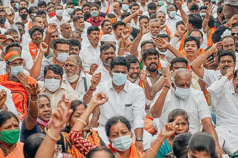 வள்ளுவர் கோட்டத்தில் நடைபெற்ற போராட்டத்தில் பாஜகவினர்