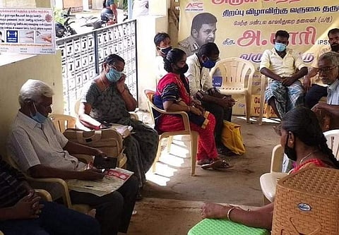 சித்த மருத்துவமனையில் காத்திருக்கும் நோயாளிகள்