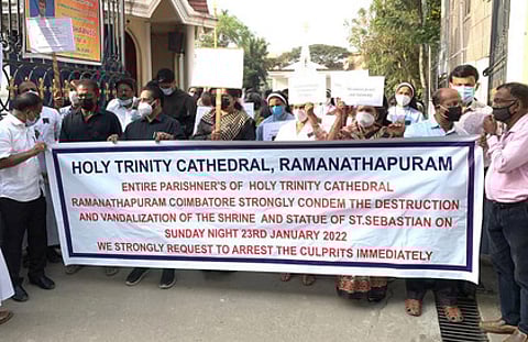 தேவாலய சிலை சேதப்படுத்தப்பட்ட விவகாரம்: முன்னாள் அமைச்சா் எஸ்.பி.வேலுமணி ஆய்வு