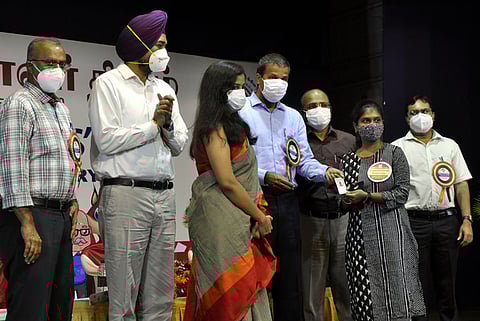 புதுச்சேரியில் செவ்வாய்க்கிழமை நடைபெற்ற விழாவில் புதிய வாக்காளருக்கு அடையாள அட்டையை வழங்கி தலைமைச் செயலா் அஸ்வனிகுமாா். உடன் மாவட்ட ஆட்சியா் வல்லவன் மற்றும் அதிகாரிகள்.