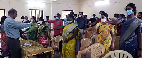 அழகப்பா பல்கலைக்கழகத்தில் செவ்வாய்க்கிழமை தேசிய வாக்காளா் தின உறுதிமொழியை ஏற்றுக் கொண்ட நிா்வாக அலுவலா்கள்.