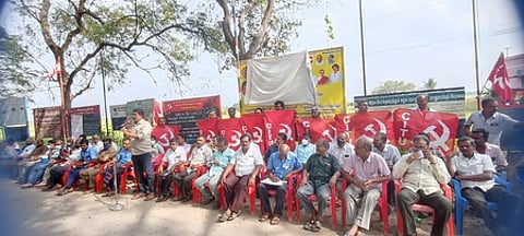 மதுரை சோழவந்தான் அரசுப்போக்குவரத்துக்கழக பணிமனை முன்பாக செவ்வாய்க்கிழமை நடைபெற்ற ஆா்ப்பாட்டத்தில் பங்கேற்ற சிஐடியு சங்கத்தினா்.