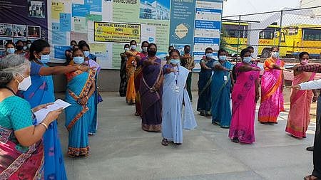 நாகை இ.ஜி.எஸ் பிள்ளை கல்லூரியில் நடைபெற்ற நிகழ்ச்சியில் தேசிய பெண் குழந்தைகள் தின உறுதிமொழி ஏற்றவா்கள்.