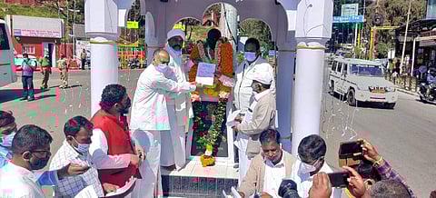 நீலகிரியில் காந்தி சிலையிடம் மனு கொடுத்து போராட்டம்