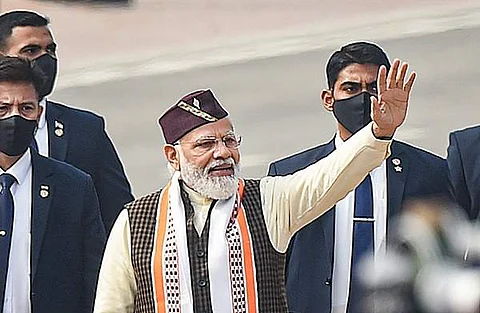 உத்தரகண்ட் தொப்பி, மணிப்பூர் துண்டு அணிந்திருக்கும் பிரதமர் மோடி