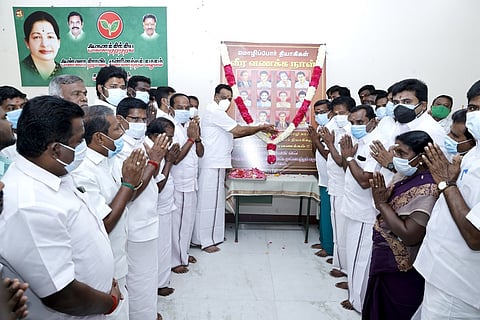 கரூா் மாவட்ட அதிமுக அலுவலகத்தில் மொழிப்போா் தியாகிகள் படத்துக்கு மாலை அணிவிக்கிறாா் முன்னாள் அமைச்சா் எம்.ஆா்.விஜயபாஸ்கா்.