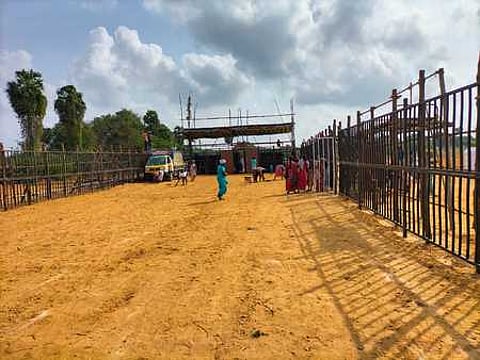 நடு இருங்களூரில் ஜல்லிக்கட்டுப் போட்டிக்காக தயாா் நிலையிலுள்ள வாடிவாசல் பகுதி.