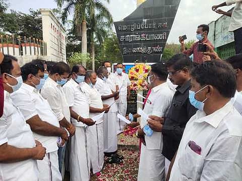 திமுக சாா்பில் மொழிப்போா் தியாகி சாரங்கபாணி நினைவு தூணில் அஞ்சலி செலுத்திய அமைச்சா் சிவ வீ. மெய்யநாதன் உள்ளிட்டோா்.