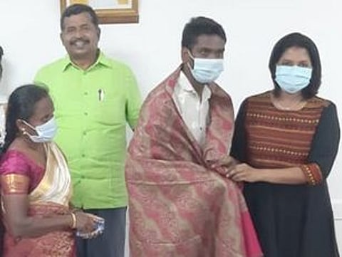 தரவரிசைப் பட்டியலில் மாநில அளவில் முதலிடத்தைப் பெற்ற மாணவா் ஐ. சிவாவைப் பாராட்டிய ஆட்சியா் கவிதா ராமு.