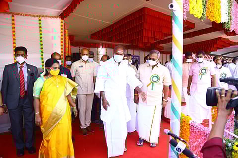 புதுவையில் குடியரசு நாள் விழா: ஆளுநர் கொடியேற்றினார்