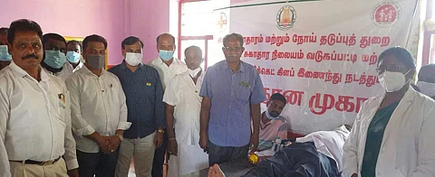 குடியரசு தினத்தினையொட்டி சங்ககிரியில் புதன்கிழமை நடைபெற்ற ரத்ததான முகாமினை தொடக்கி வைக்கிறார். மாநில லாரி உரிமையாளரகள் சங்கத்தலைவர் எம்ஆர்.குமாரசாமி