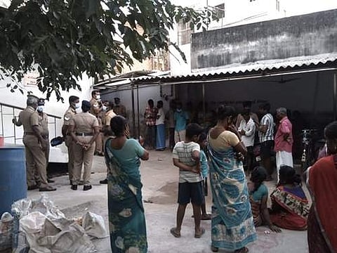 சிவகாசியில் பிரசவத்தின்போது மருத்துவர்களின் கவனக்குறைவால் உயிரிழந்த பெண்ணின்  உறவினர்கள் இழப்பீடு வேண்டி சடலத்தை வாங்க மறுத்து போராட்டம் நடத்தினர்.